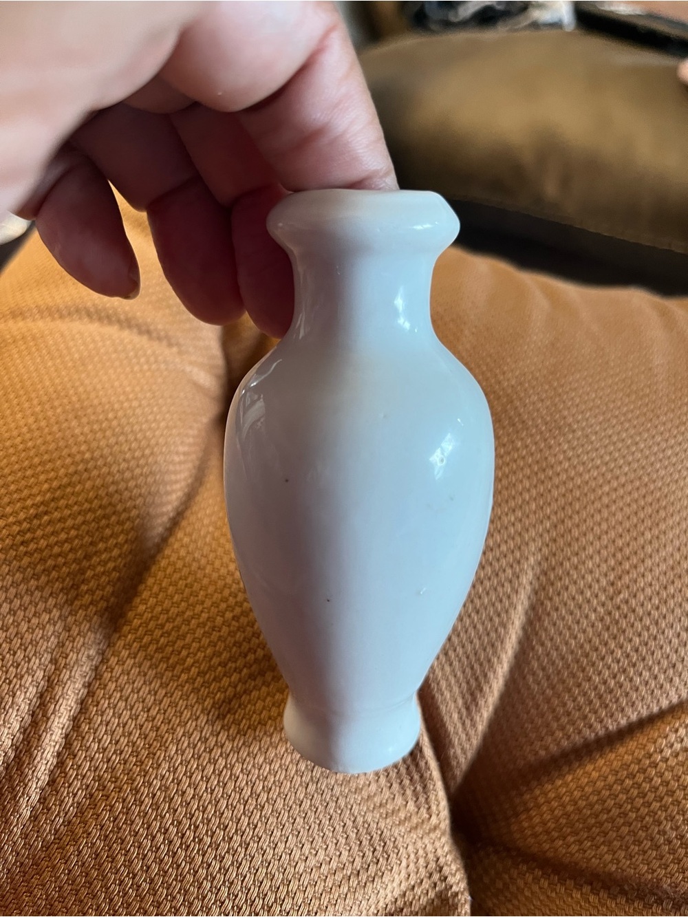 Vintage White Mini Porcelain Bud Vase with a Dancing Japanese Women Size 3.5 “ - Picture 2 of 4